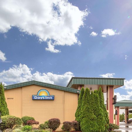 Days Inn By Wyndham Black Bear Salem Exteriér fotografie