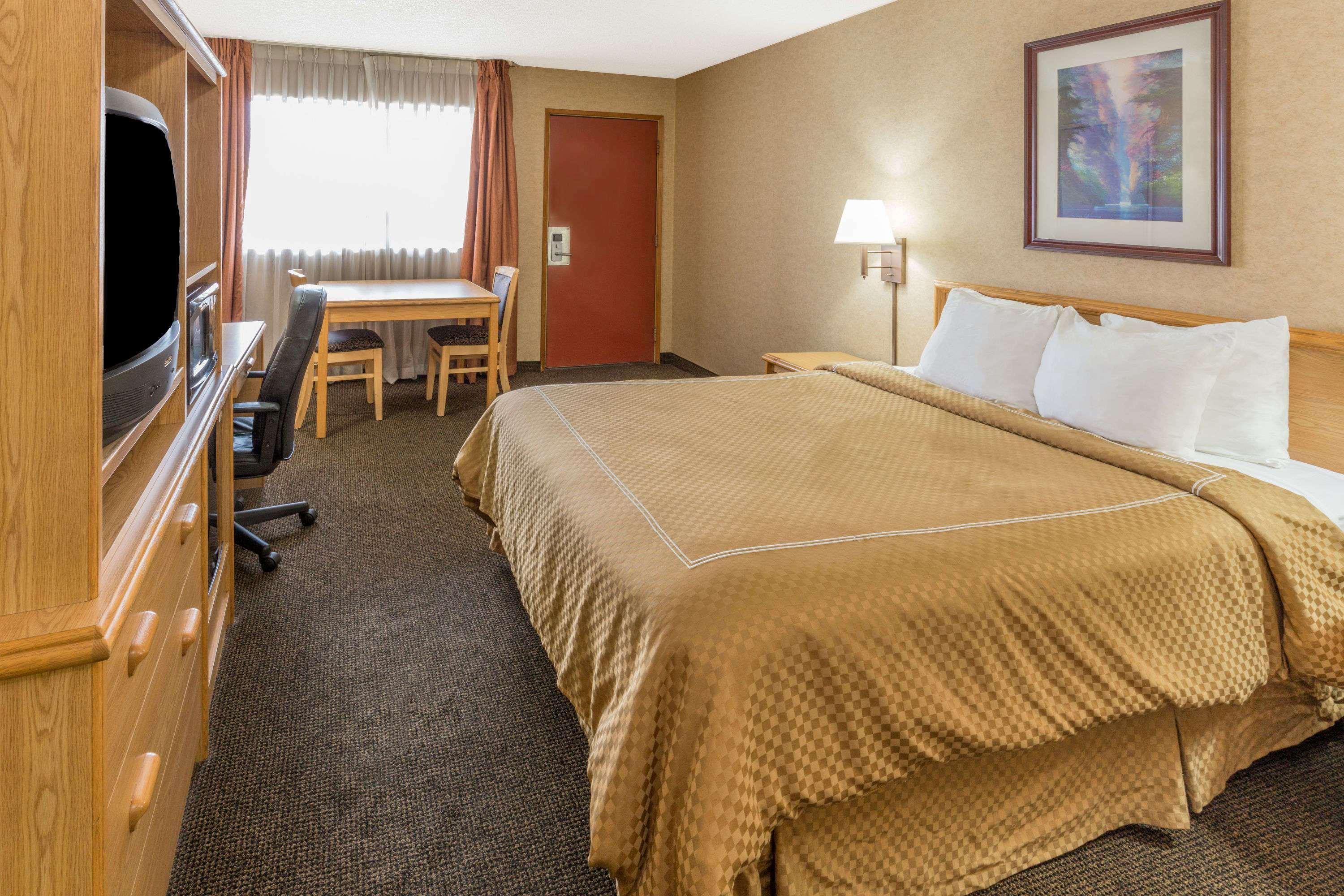 Days Inn By Wyndham Black Bear Salem Exteriér fotografie