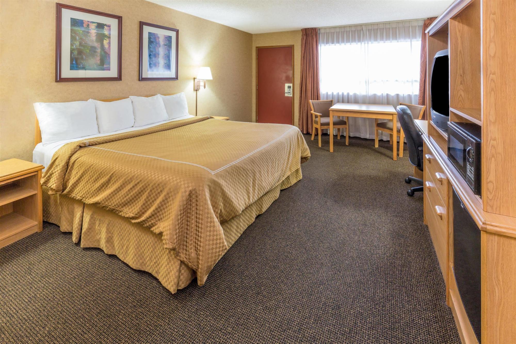 Days Inn By Wyndham Black Bear Salem Exteriér fotografie