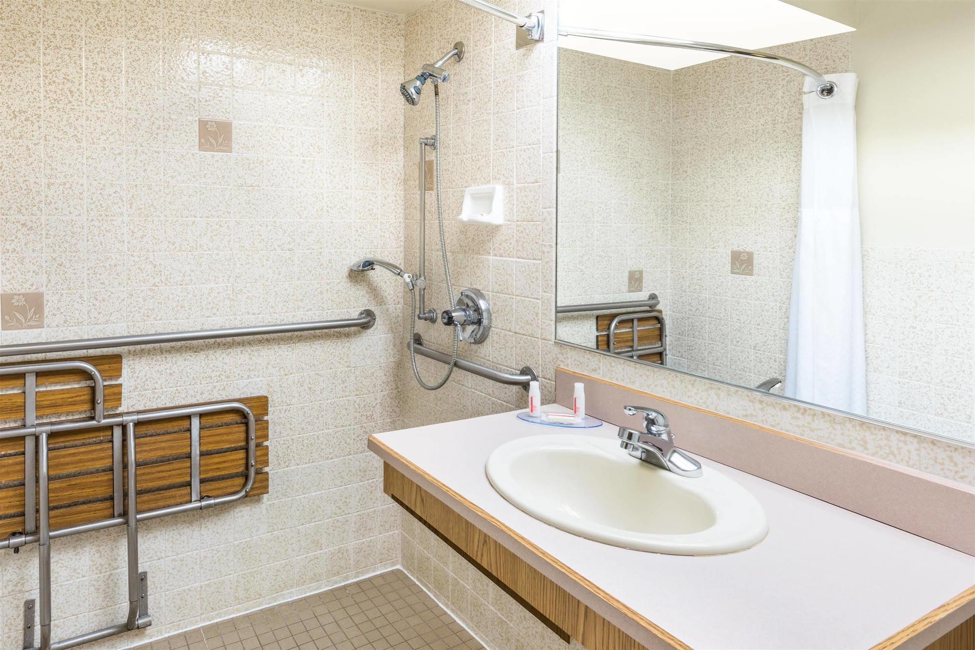 Days Inn By Wyndham Black Bear Salem Exteriér fotografie